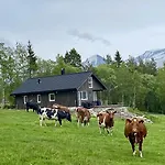 Heinåli Hytta Alpstuga Isfjorden